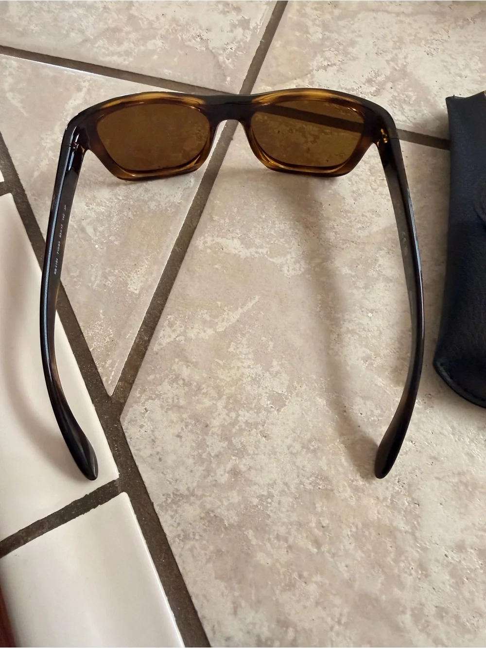 Ray-Ban women’s Polarized Brown Tortoiseshell Sunglasses. In almost new shape
